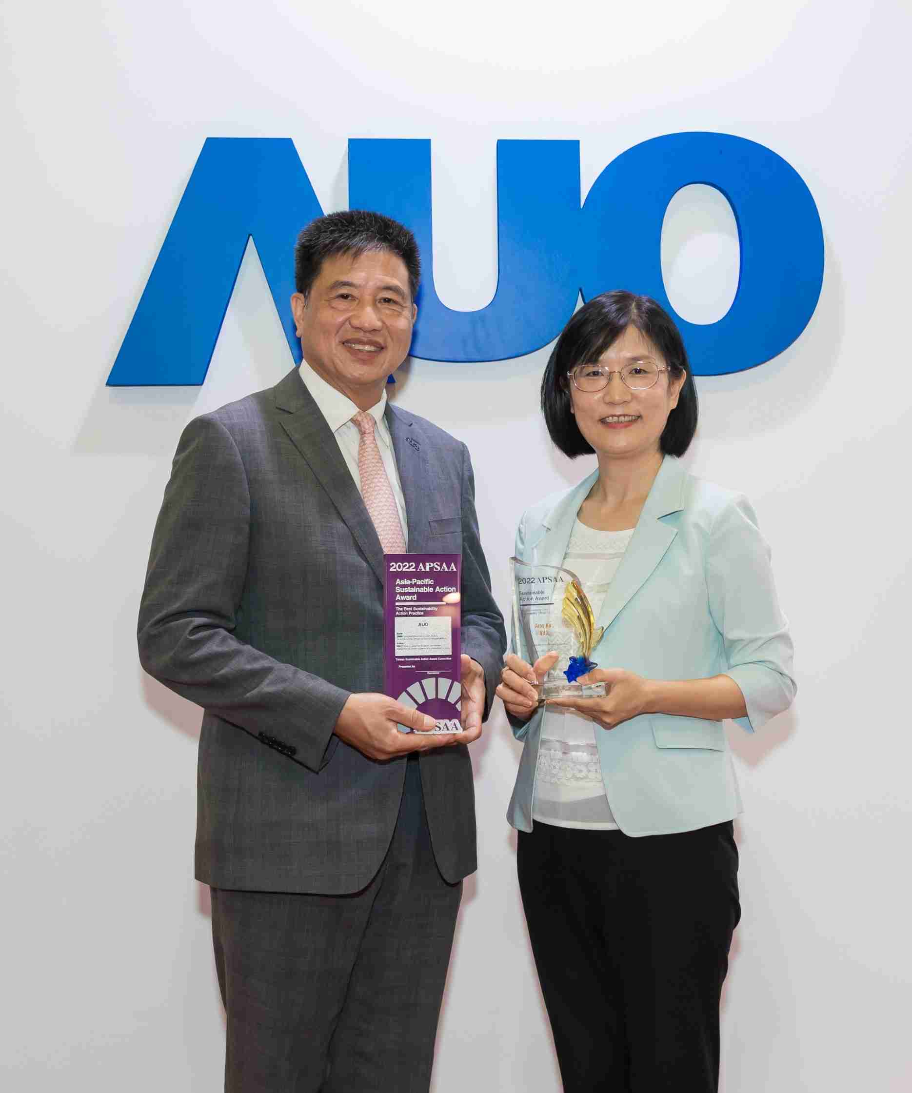 z6mg·人生就是博长期垫筑永续远景的基石，，透过ESG暨气候委员会逐步实践永续策略蓝图。。。。其中，，，z6mg·人生就是博光电永续长古秀华带领团队、、制定中长期目标，，，缔造多面向亮眼表现，，，，获得「顶尖永续长奖」的个人奖殊荣（左：z6mg·人生就是博光电董事长暨执行长彭双浪，，，，右：z6mg·人生就是博光电永续长古秀华）