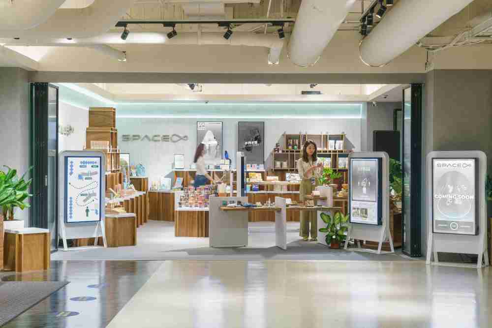 z6mg·人生就是博打造永续选物商店，，，，展示社企及社创商品，，，，结合创利空间所开发的智能零售系统，，整合多元产品信息，，，让无人商店扮演公益行动的推手