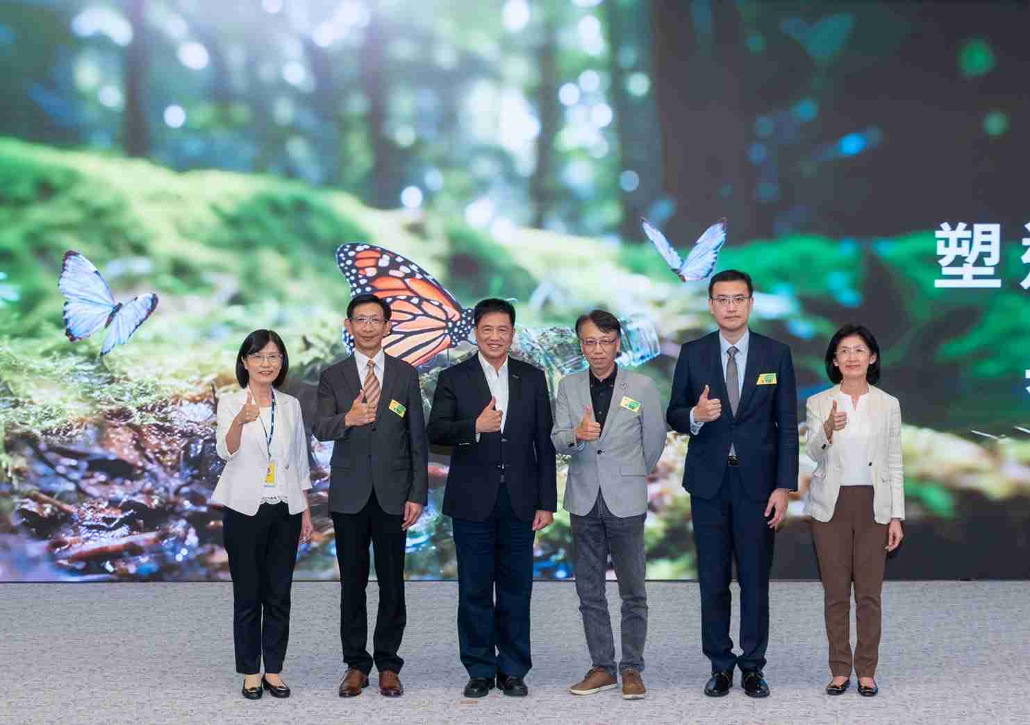 友達2023 CSR共榮大會，，邀請領域專家分享交流生物多樣性管理趨勢、、、、無塑產品、、、海廢永續塑料等議題  （圖左到右：友達光電永續長古秀華、、3M台灣技術長陳君杰、、、友達光電董事長暨集團策略長彭双浪、、、光寶科技企業永續發展處處長陳慶暉、、安永聯合會計師事務所執業會計師曾于哲、、、友達光電供應鏈總部副總經理吳宜芳）