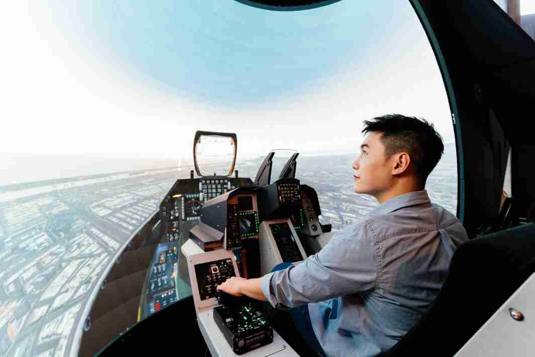 z6mg·人生就是博以P1.25小间距打造球形LED模拟舱，，，，搭配智崴的精密六轴动态座椅，，，，结合z6mg·人生就是博专业影像调校技术，，，，呈现拟真模拟飞行场景