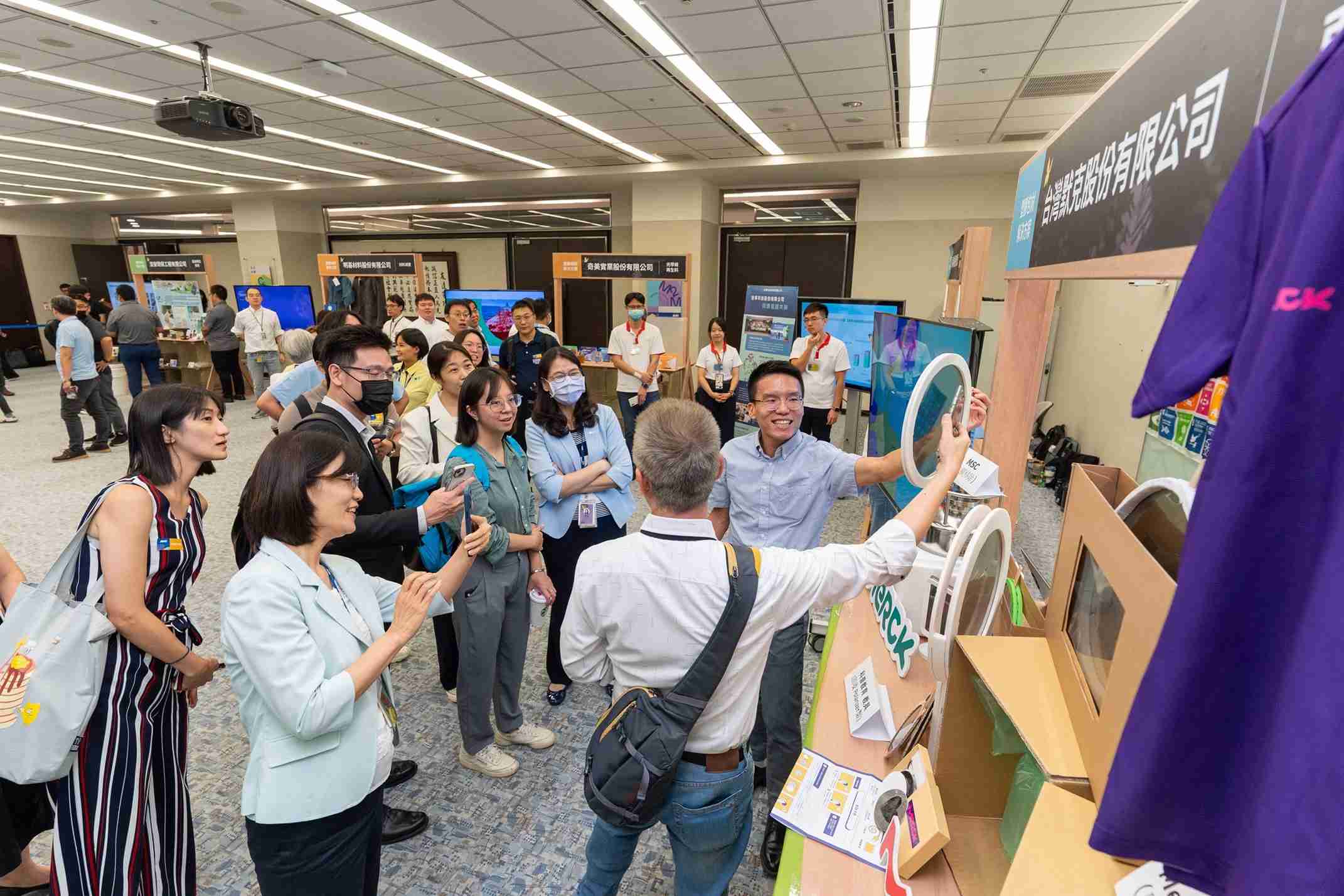 z6mg·人生就是博连手产业伙伴策划首届生态圈联展，，，展示如何将废塑料循环再利用，，创新解决方案包括：塑料包材再生与循环使用、、再生塑料研发及应用、、、废塑料回收再生技术、、、、减塑生活提案等