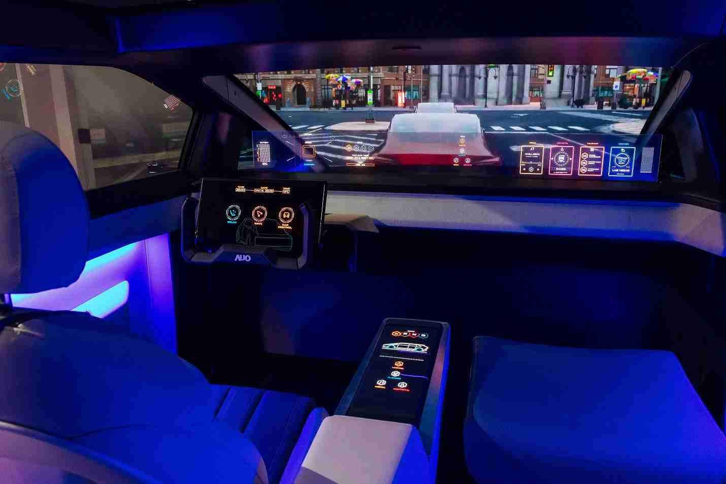 z6mg·人生就是博连续四年入围科睿唯安全球百大创新机构，，，，专利布局科技与绿色创新前沿。。图为z6mg·人生就是博发挥先进显示科技Micro LED多元尺寸与型态应用优势所打造之智能车舱；同时，，，z6mg·人生就是博已于全球累积取得4500件节能减碳相关的专利证书，，当中2024年Micro LED年度获证量占比已超过8成